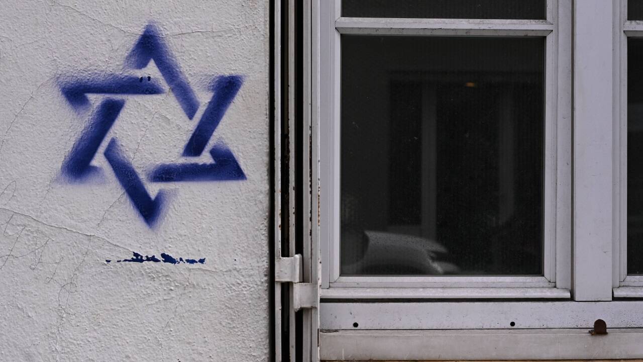 Die Davidsterne auf Pariser Hauswänden wurden zunächst als antisemitische Aktionen eingestuft. Die Davidsterne auf Pariser Hauswänden wurden zunächst als antisemitische Aktionen eingestuft.