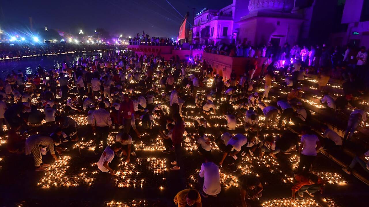 Gläubige entzünden Öllämpchen in der nordindischen Stadt Ayodhya 