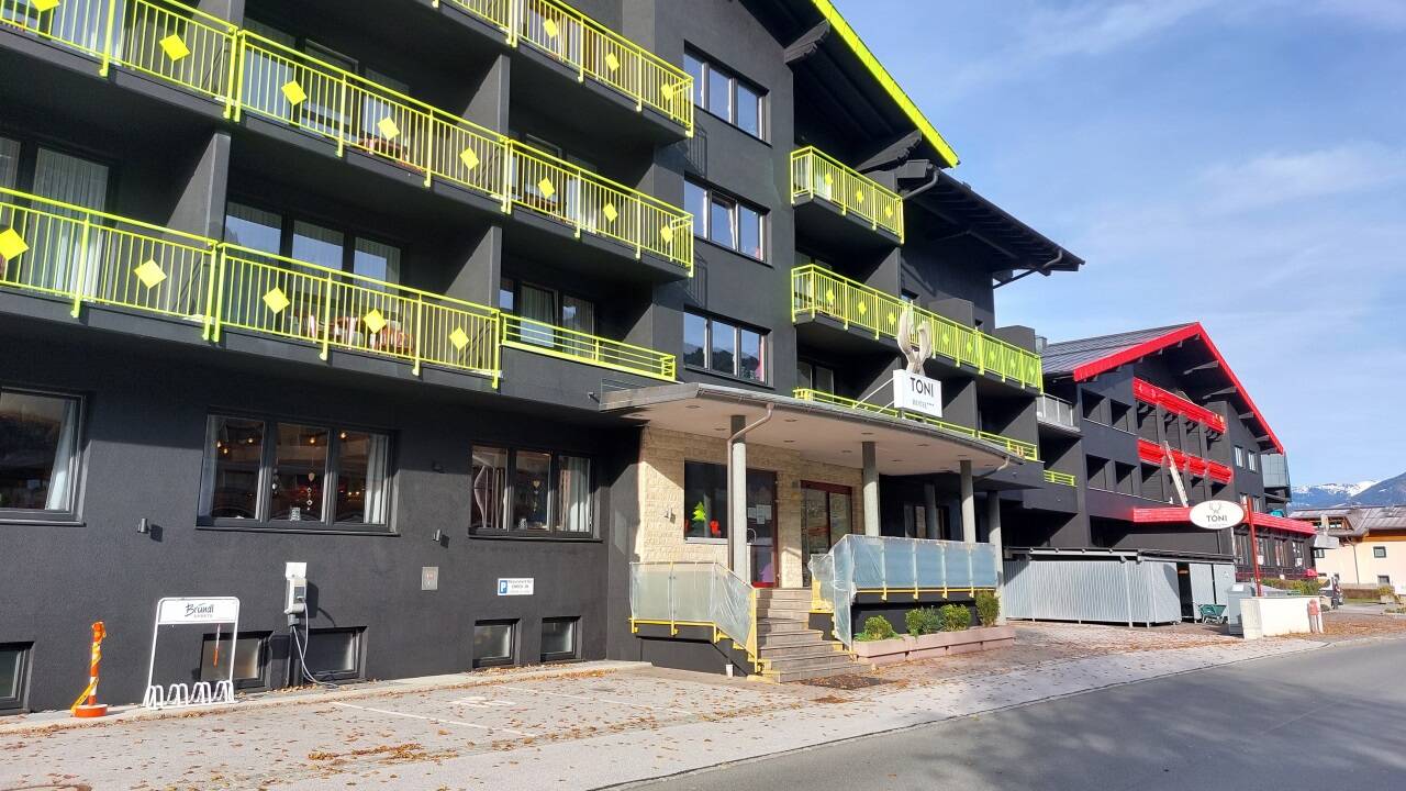 Die Fassade wird noch mit Linien und Sprüchen aufgelockert. Die Fassade wird noch mit Linien und Sprüchen aufgelockert.