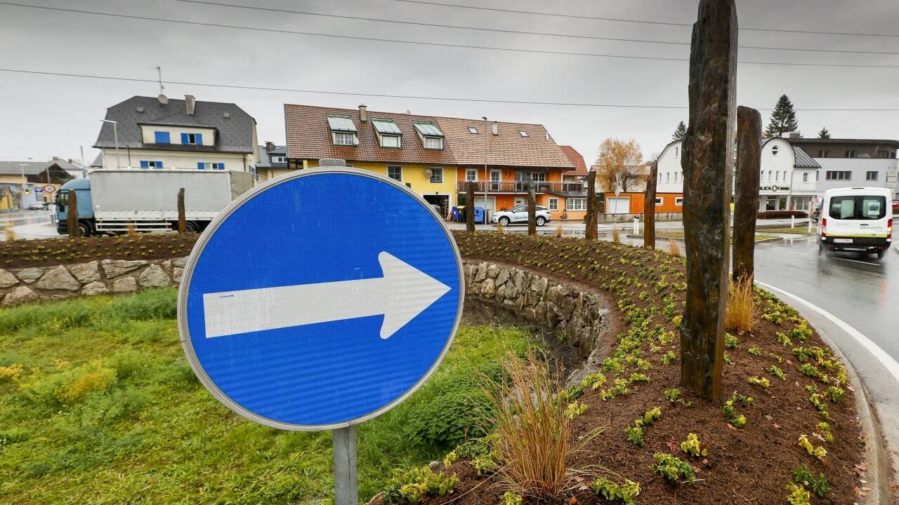 Der Kreisverkehr im Zentrum von Straßwalchen erstrahlt in neuem Glanz. Der Kreisverkehr im Zentrum von Straßwalchen erstrahlt in neuem Glanz.