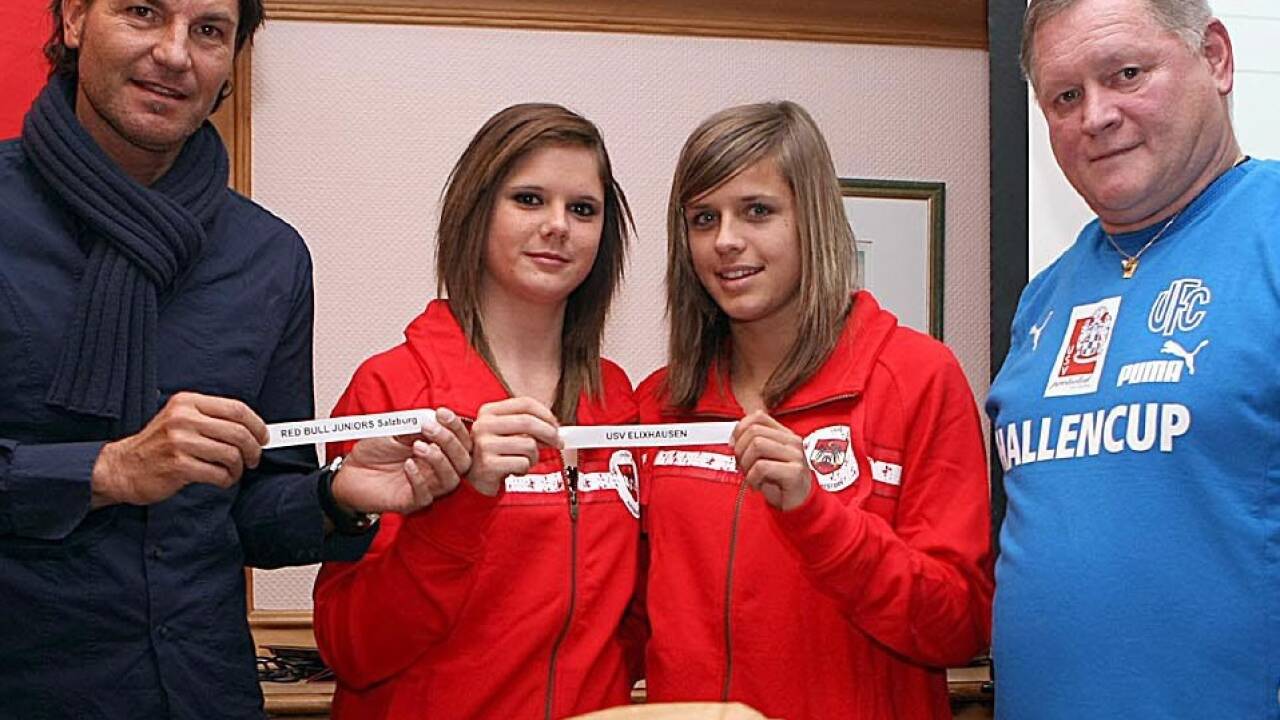 Wie alles begann: Die Talente Zadrazil und Feiersinger 2009 als Losfeen beim Salzburger Stier, mit Trainer Gerald Baumgartner (l.) und Stier-Macher Thomas Selner.  