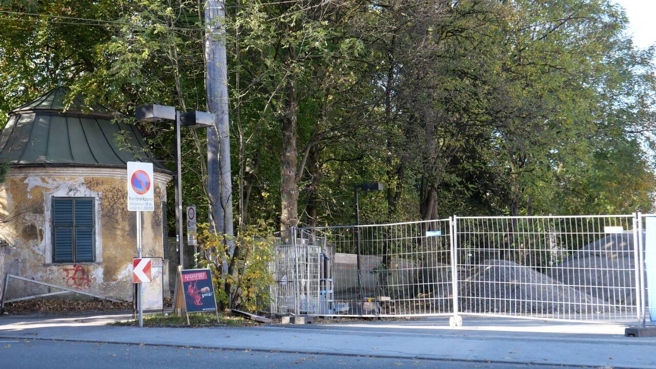 Der Bauplatz grenzt an den Park des Rauchenbichlerhofs mit seinem Pavillon an.  