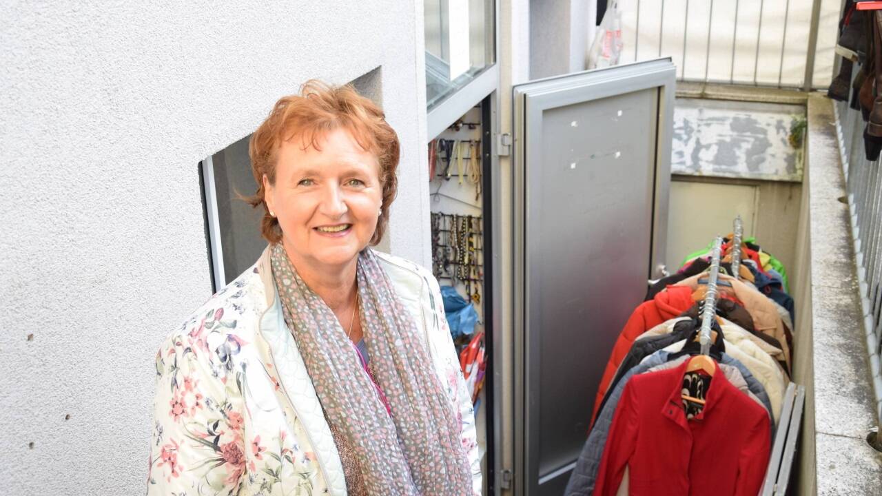 Susanna Pils vor ihrem Shop in Lehen. „Was heuer an Jacken weggegangen ist, ist unglaublich“, erzählt sie.  