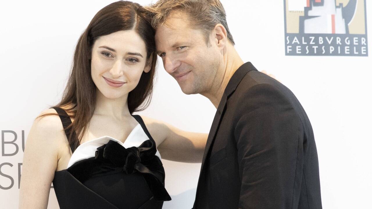 Deleila Piasko und Philipp Hochmair schlüpfen in die Rollen der Buhlschaft und des Jedermann. 