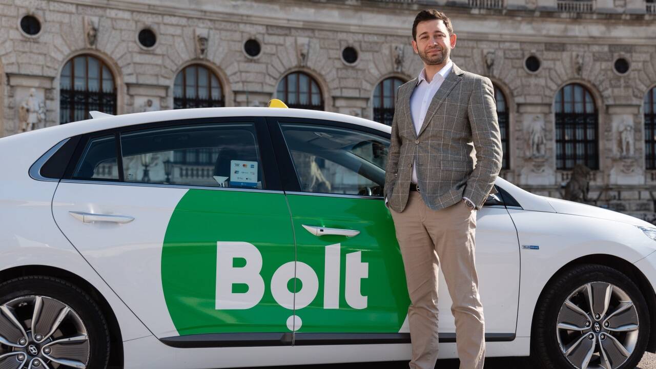 Bolt-Österreich-Manager Farhad Shikhaliyev vor einem Bolt-Taxi. Bolt-Österreich-Manager Farhad Shikhaliyev vor einem Bolt-Taxi.