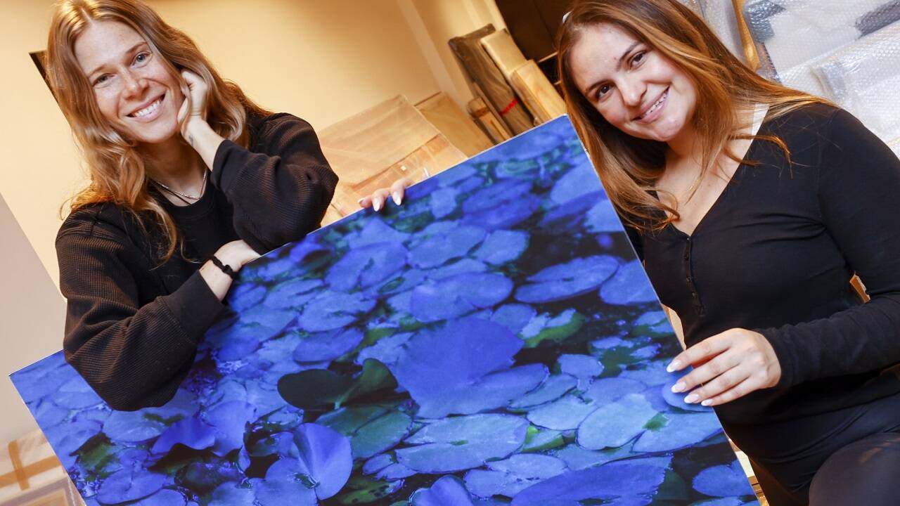 Alessandra Hampel (l.) und Raphaela Lindlbauer mit einer Arbeit der Künstlerin Paola Marzotto.  