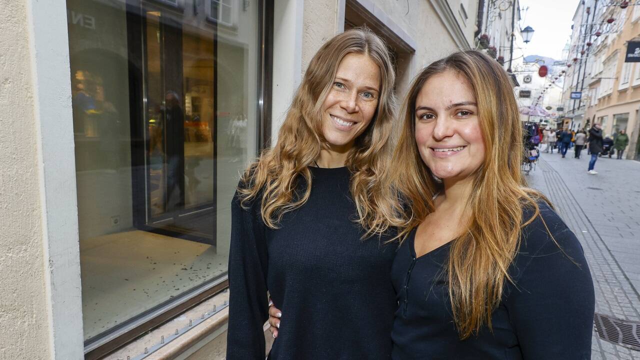 Alessandra Hampel (l.) und Raphaela Lindlbauer bespielen mit ihrer Pop-up-Galerie drei Wochen lang die einstige Zara-Filiale in der Getreidegasse.  