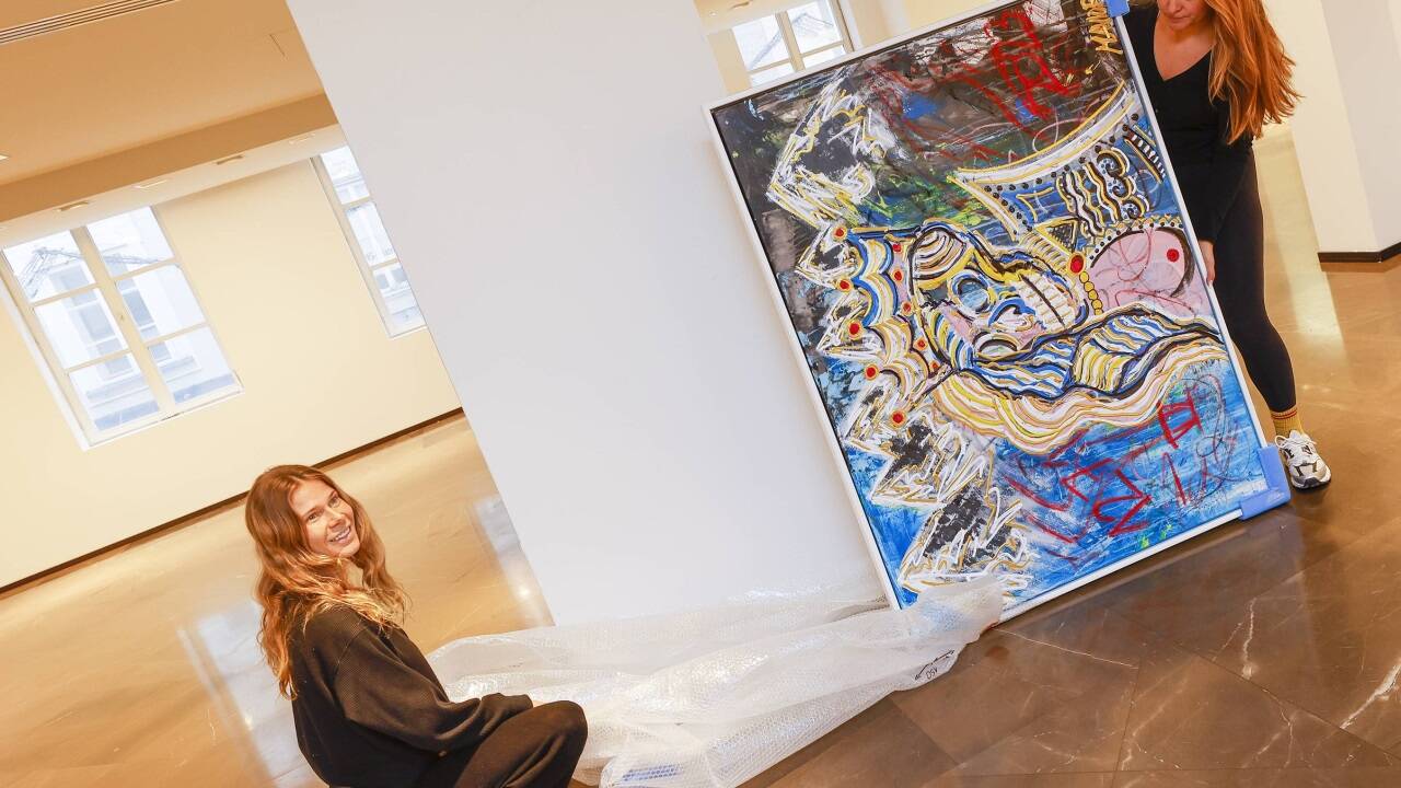 Alessandra Hampel (l.) und Raphaela Lindlbauer mit dem Bild „Sissi & Franz“ von Max Mavior.  