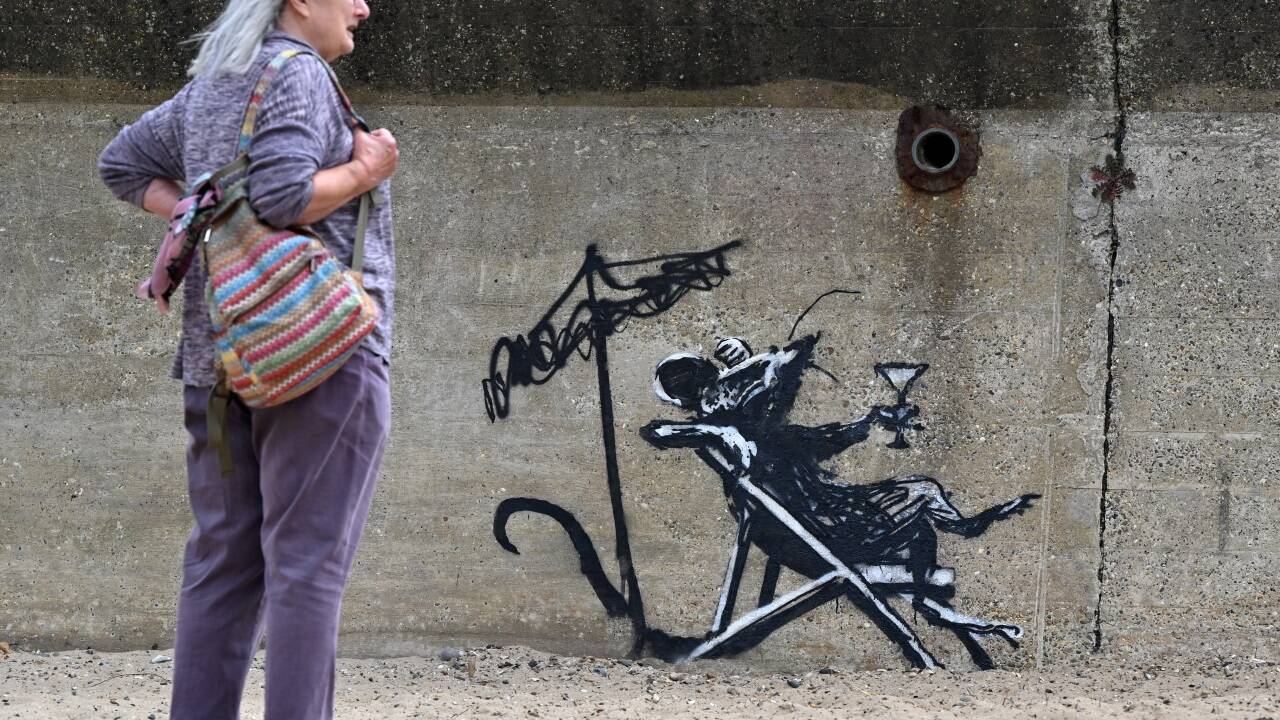 Eine Ratte mit einem Cocktail – dieses Kunstwerk hinterließ Banksy auf einer Mauer am Strand von Lowestoft.  