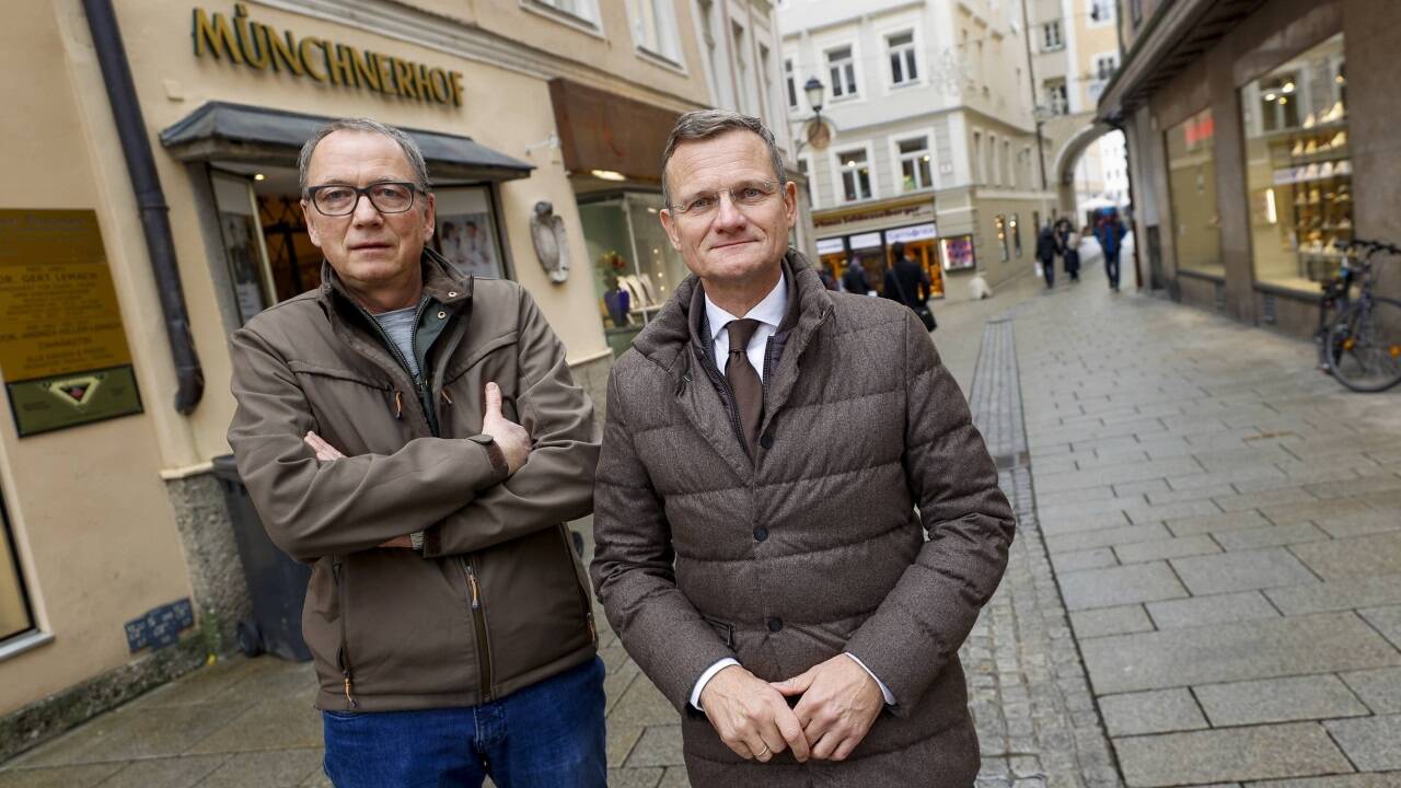 Die Hauseigentümer Moritz Schliesselberger und Dieter Hofer befürchten Bauschäden an ihren denkmalgeschützten Gebäuden in der Salzburger Innenstadt.  