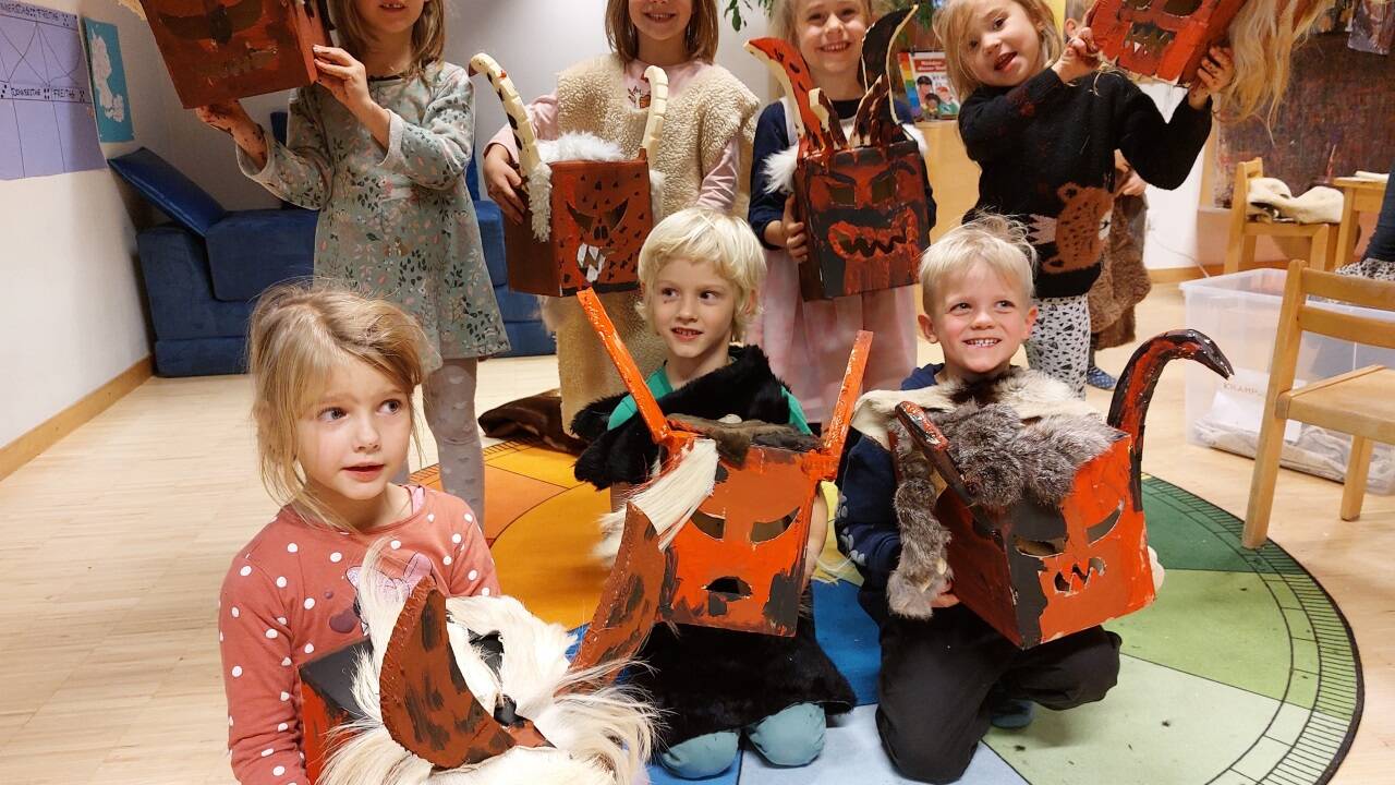 Die stolzen Kinder mit ihren Krampusmasken. Im Bild (v. l.): Emily, Jonah und Viktor (vorne) sowie Karla, Paula, Carina und Ella (hinten). 
