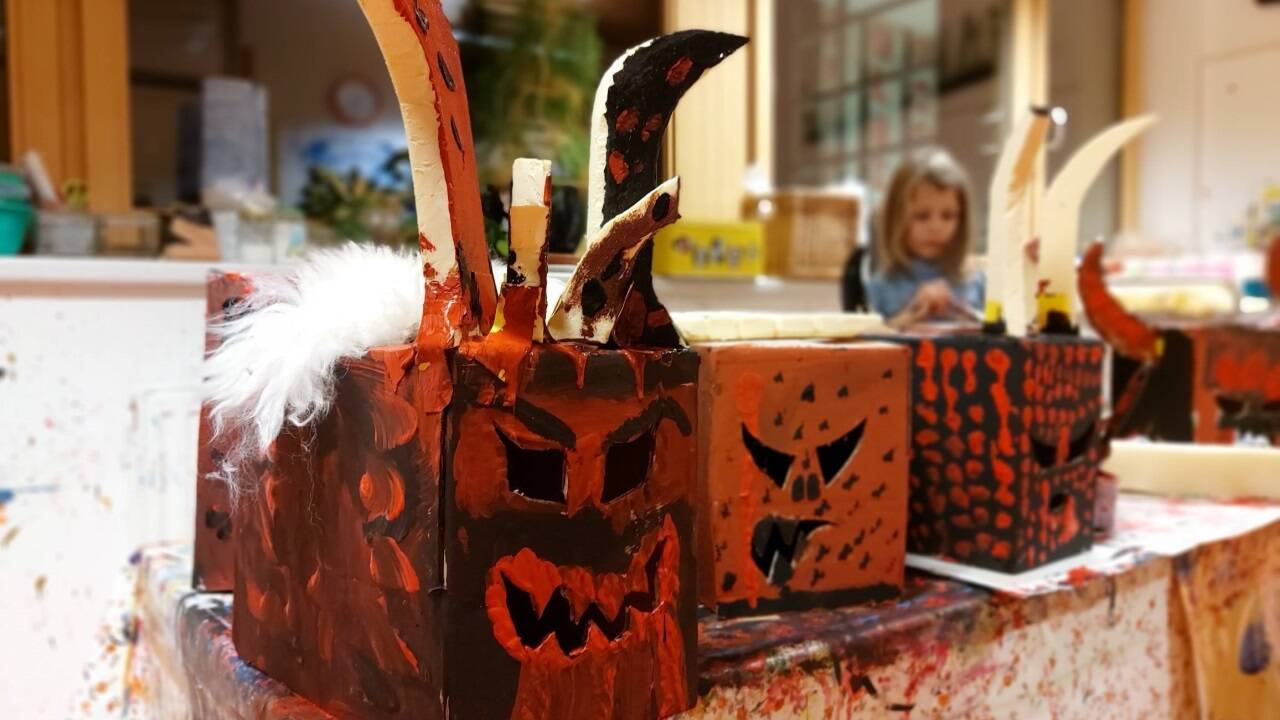 Teuflische Masken beim Trocknen. 