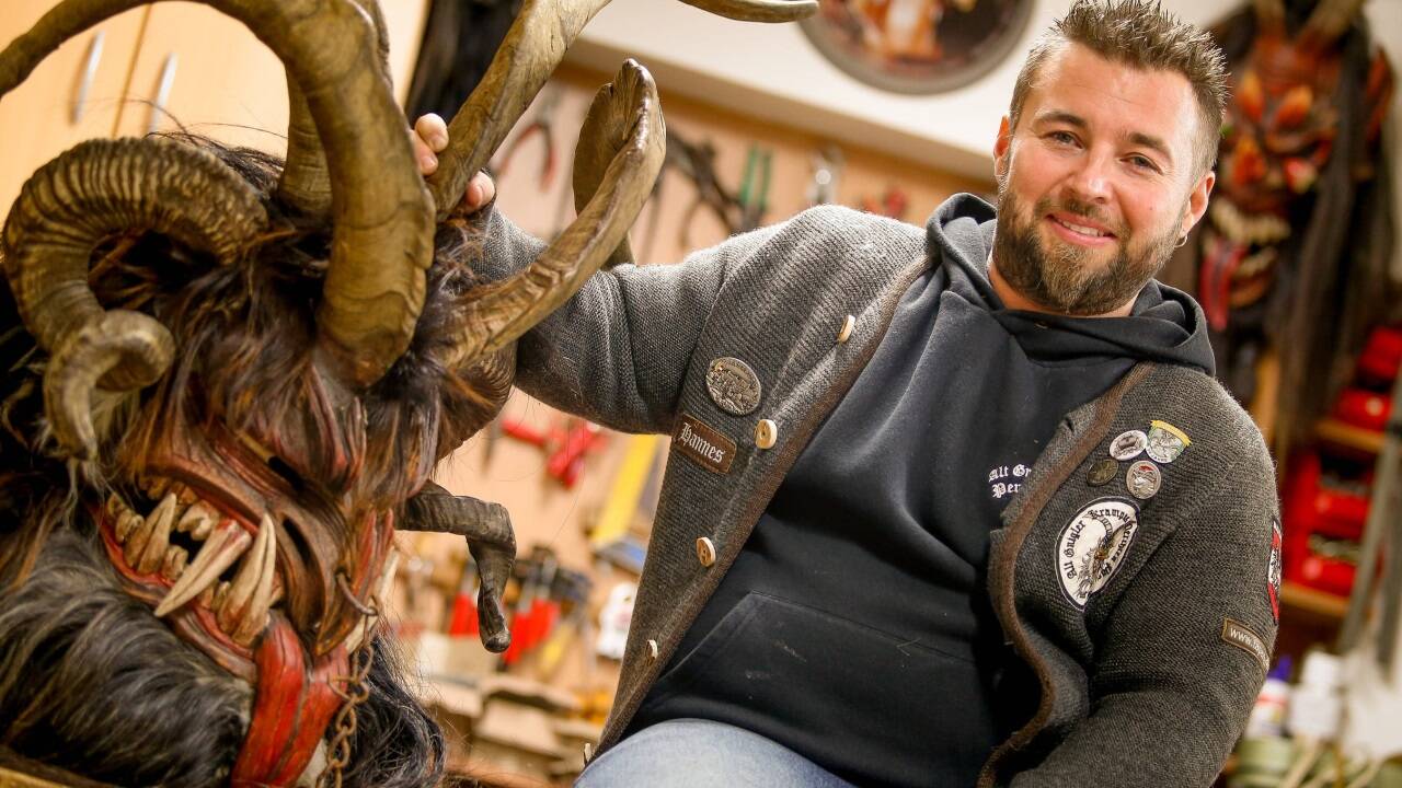 Er wohnt dort, wo der Krampus zu Hause ist: Hannes Brugger, Tapezierermeister aus Gnigl, Obmann der Altgnigler Krampusse und Landesobmann der Salzburger Heimatvereine. 
