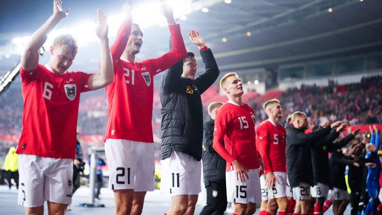 Österreichs Kicker feierten nach dem Sieg ausgelassen mit den Fans. 
