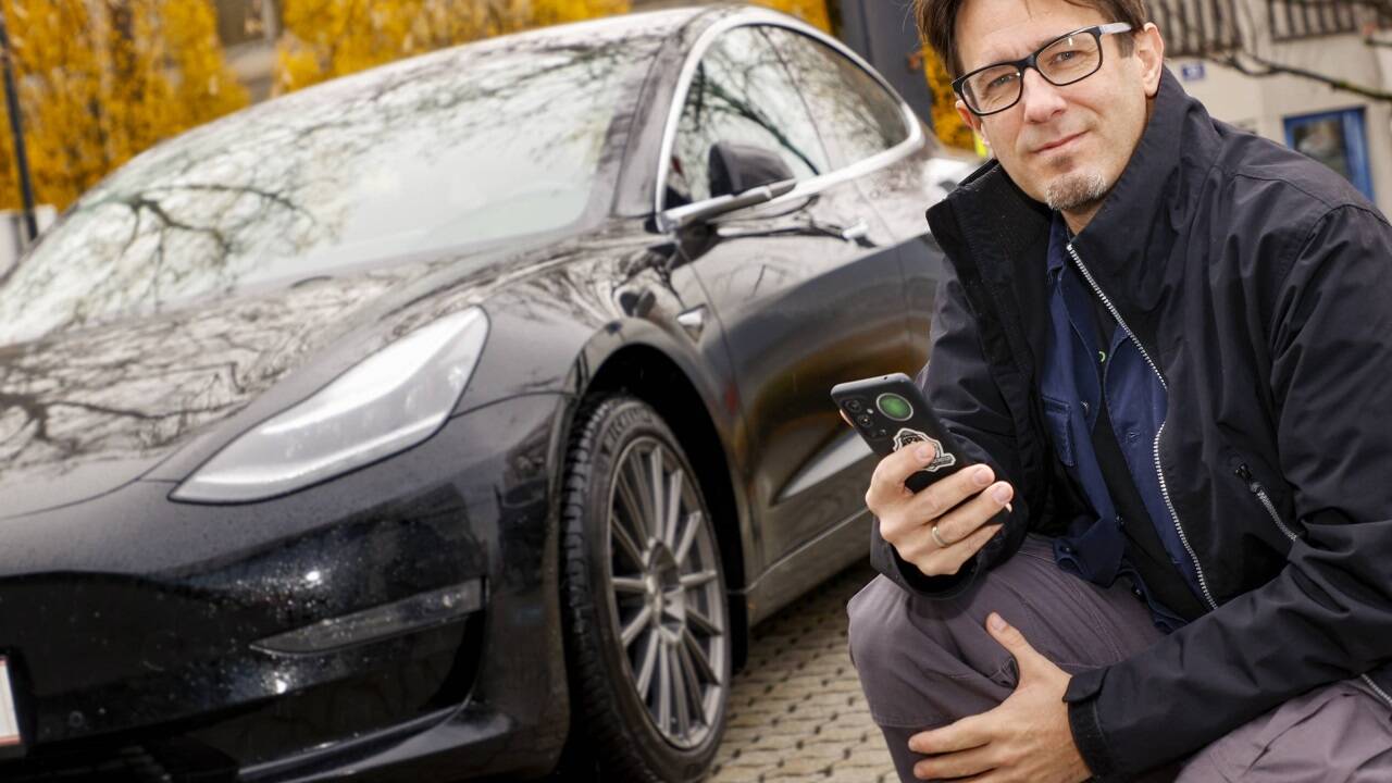 Der Salzburger Profi-Hacker Martin Herfurt knackt zu Demonstrationszwecken seinen eigenen Tesla. 