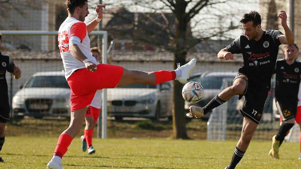 Kenan Cormehic (links) will sich in der Regionalliga Mitte durchsetzen. 