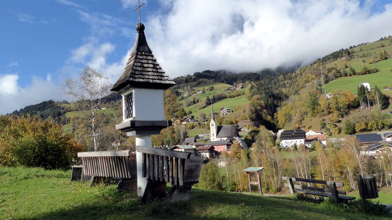 Der Blick vom Dechantsbühel zur Dekanatskirche Taxenbach.  