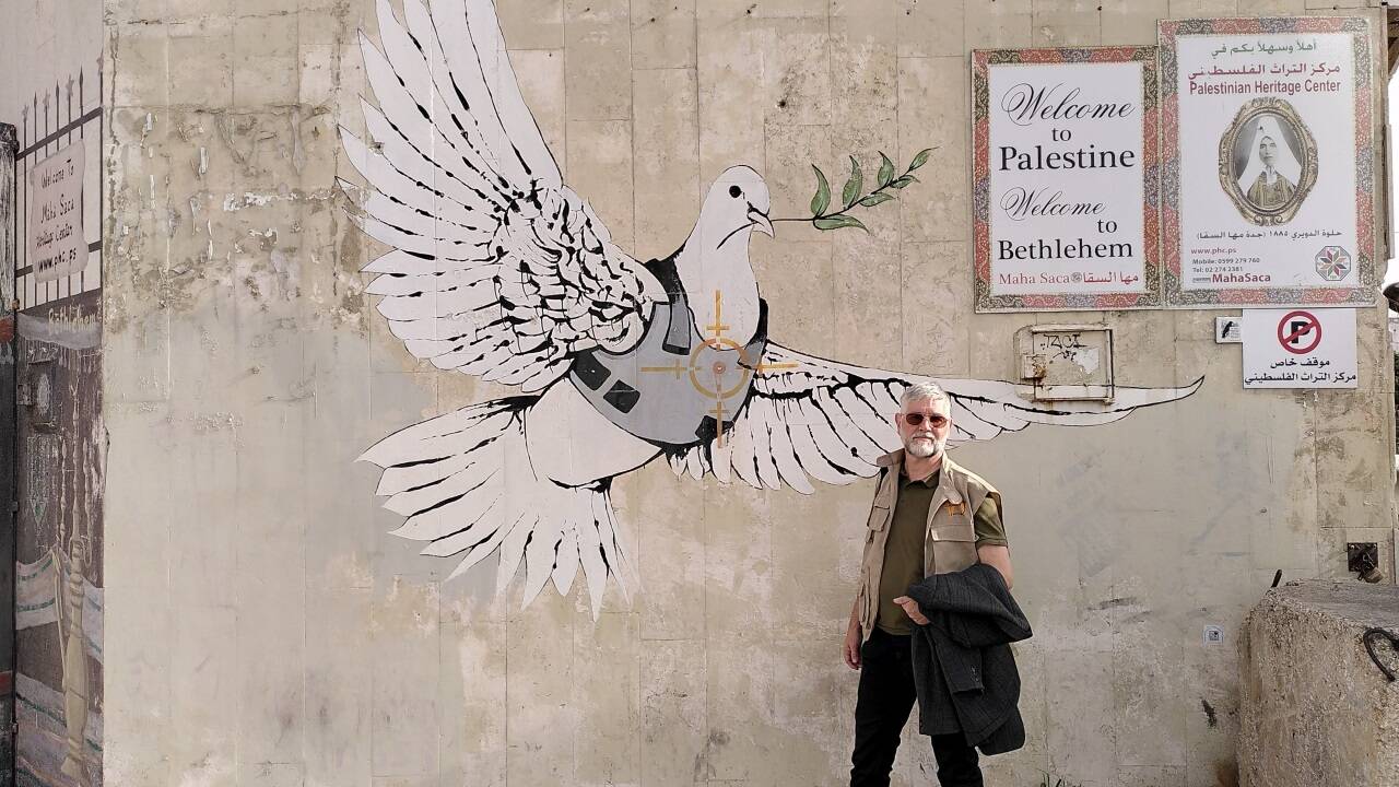 Georg Haigermoser vor Banksys kugelsicherer Friedenstaube in Bethlehem.  