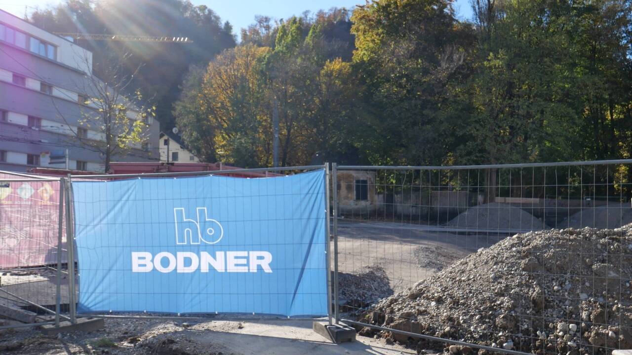 Der Bauplatz am Fuß des Kapuzinerbergs an der Sterneck-Kreuzung.   Der Bauplatz am Fuß des Kapuzinerbergs an der Sterneck-Kreuzung.