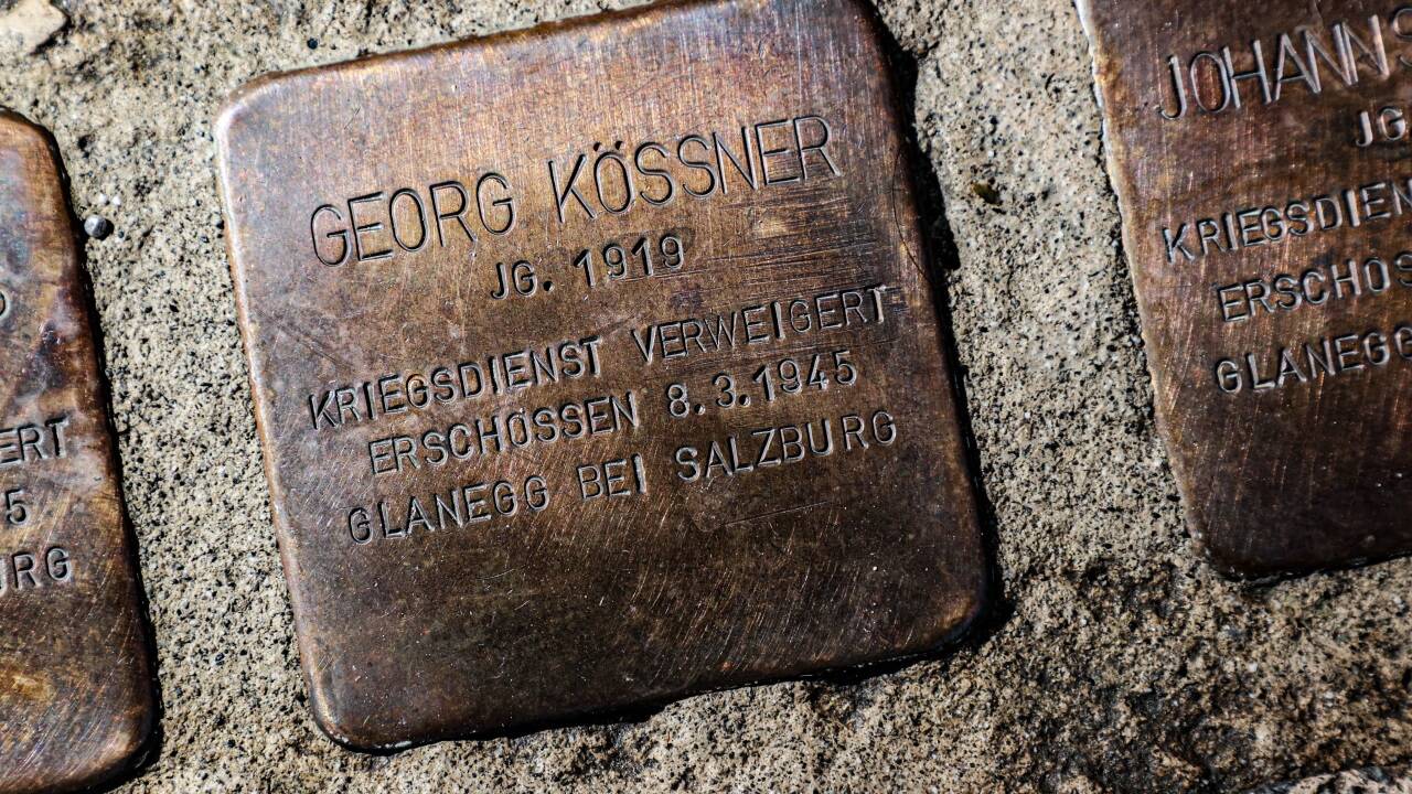 Für den Goldegger Deserteur Georg Kößner wurde 2022 ein Stolperstein beim Landesgericht verlegt. Nun erhält auch seine Frau Theresia einen, und zwar im Schloss Goldegg. Für den Goldegger Deserteur Georg Kößner wurde 2022 ein Stolperstein beim Landesgericht verlegt. Nun erhält auch seine Frau Theresia einen, und zwar im Schloss Goldegg.