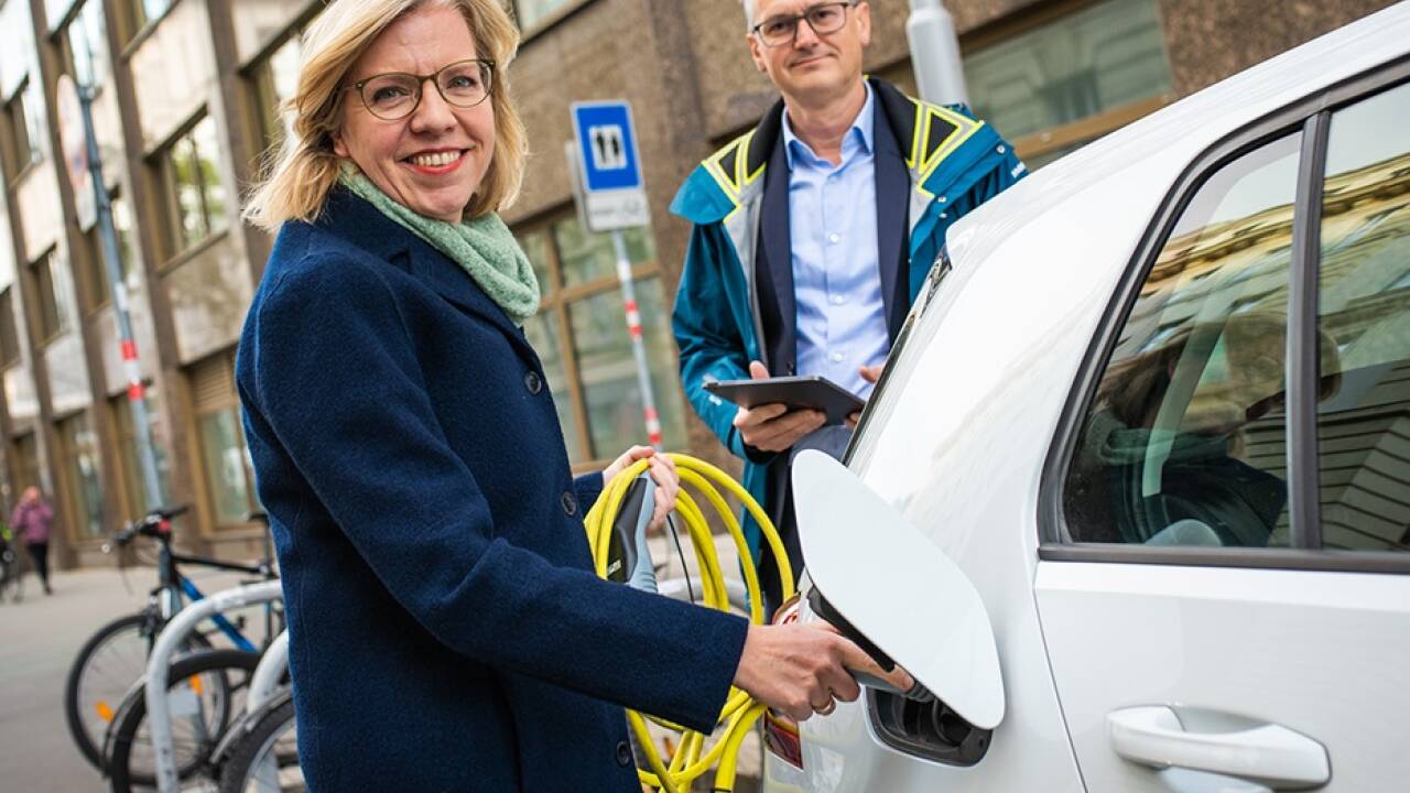 Klimaministerin Gewessler und E-Control-Chef Urbantschitsch an der Ladestation vor dem Ministerium.  