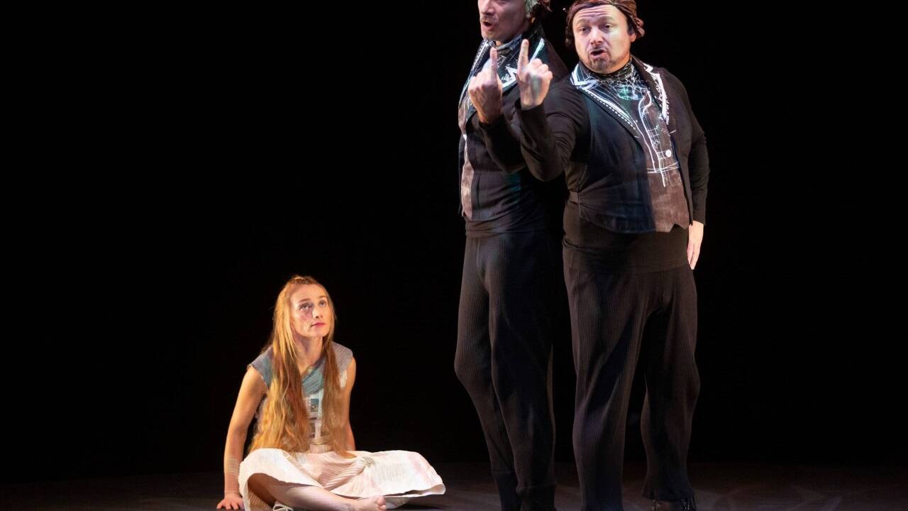 Szene in „Alice – Eine phantastische Revue“ von Kurt Schwertsik und Kristine Tornquist 
