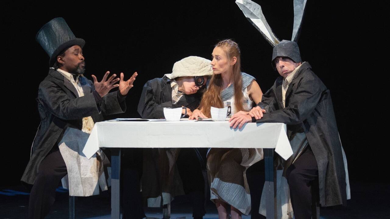 Szene in „Alice – Eine phantastische Revue“ von Kurt Schwertsik und Kristine Tornquist 