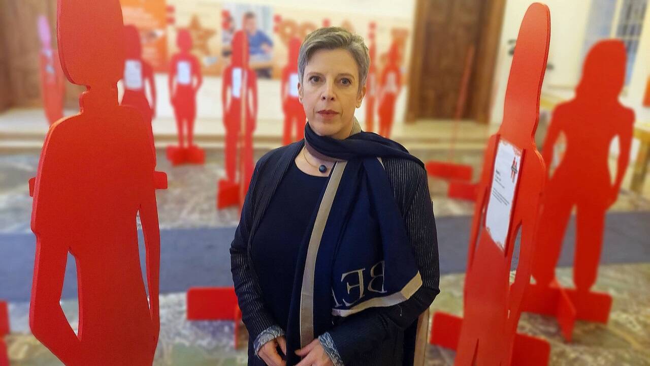 Alexandra Schmidt, Frauenbeauftragte der Stadt Salzburg, am Freitag, 24. November 2023, vor den Silhouetten der Ausstellung „Silent Witnesses“. 