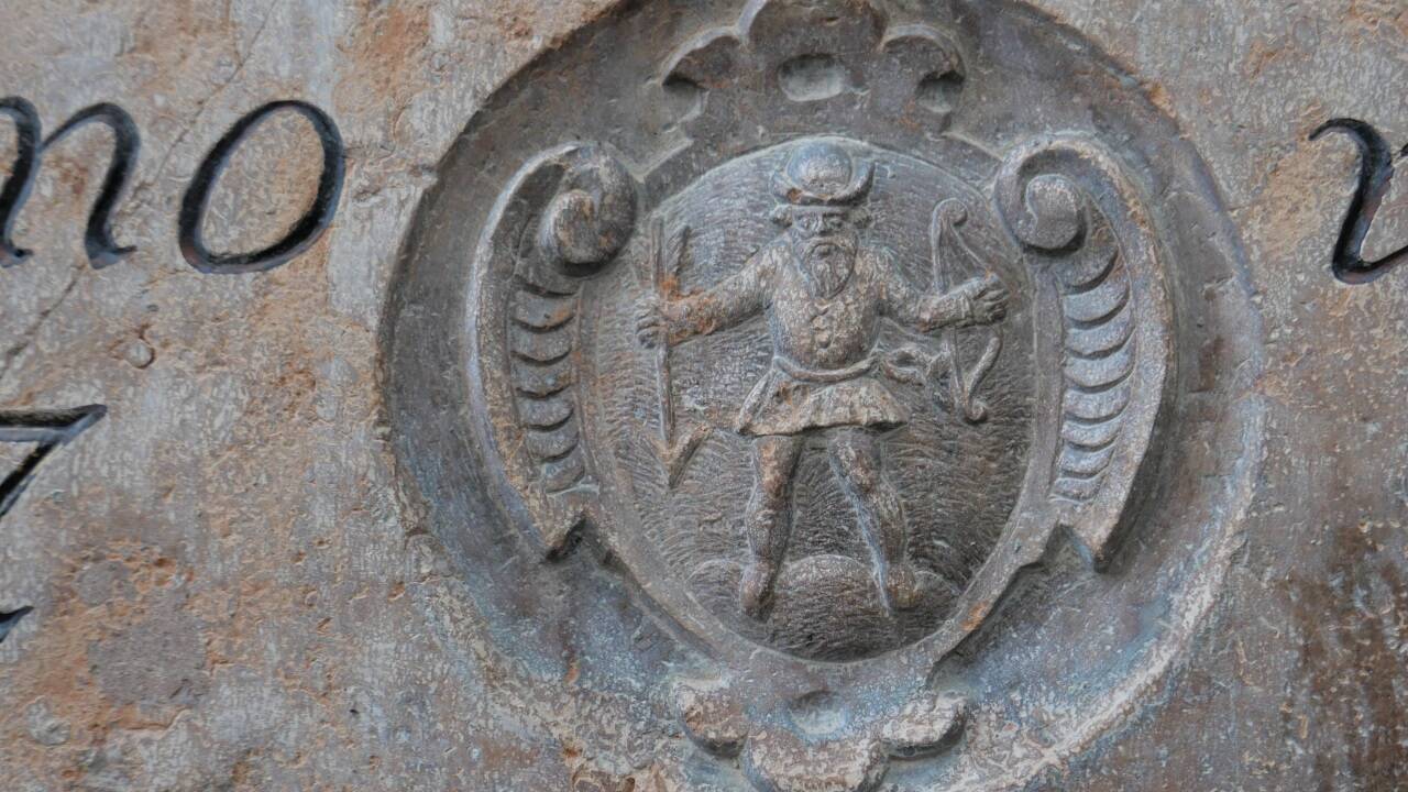 Ein aufrechtes Mannsbild aus Stein.  