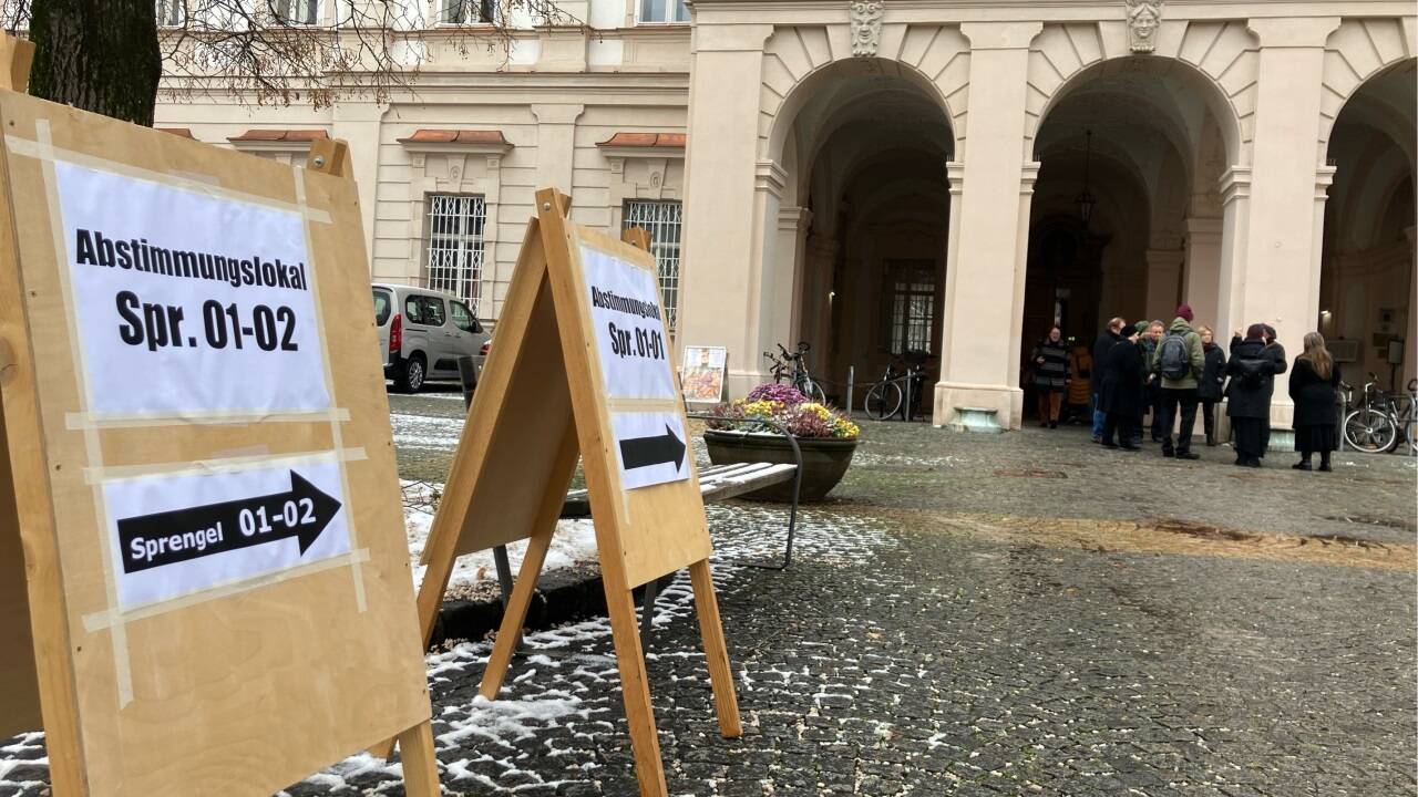 Im Schloss Mirabell waren drei Abstimmungslokale für die Bürgerbefragung zum S-Link eingerichtet. Zwischen den Abstimmenden kamen auch immer wieder Touristengruppen durch.  