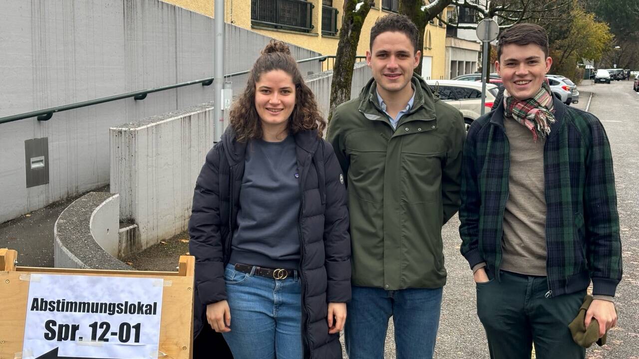 Elisabeth, Leonhard und Johannes Hartinger von der Initiative „Dafür“ vor dem Abstimmungslokal. Die Bewegung machte vor allem über Social Media noch für das Projekt mobil.  