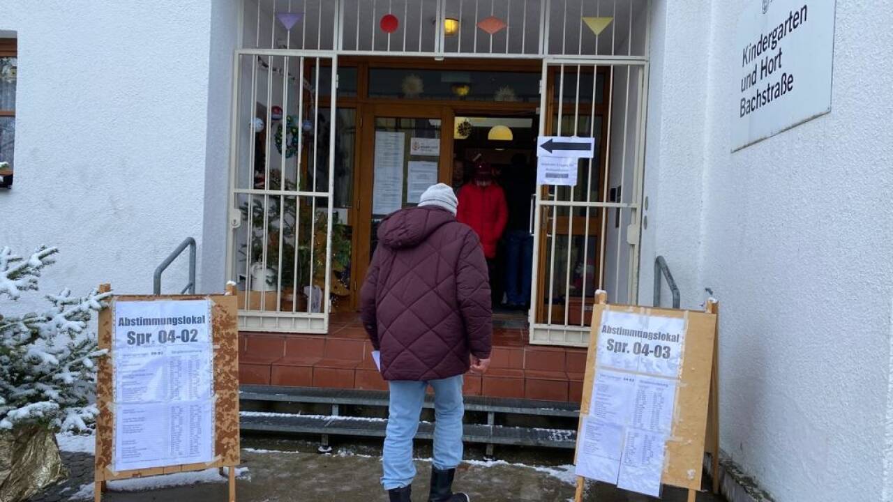 Auch in Gnigl herrschte reges Treiben vor und im Abstimmungslokal. 
