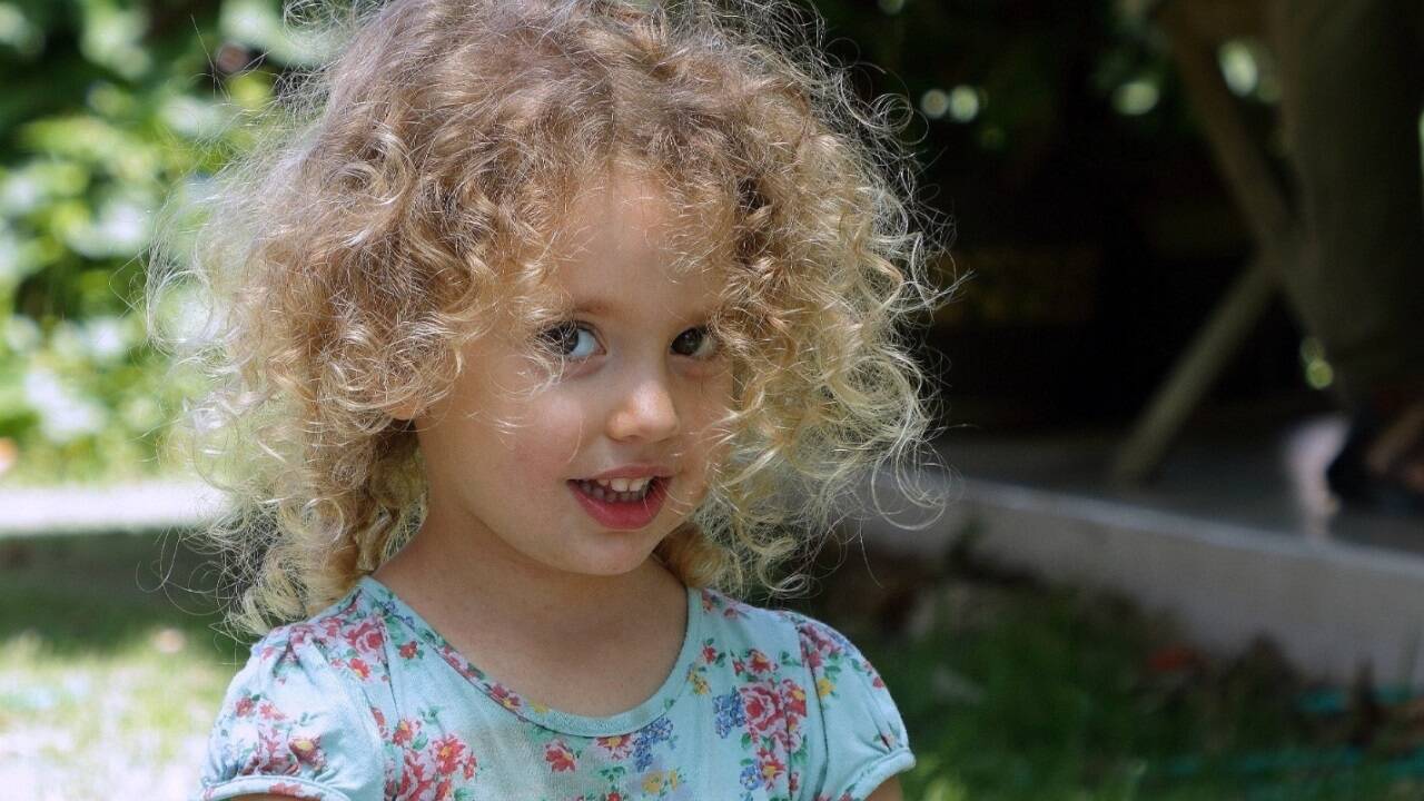 Frei: die dreijährige Yahel Shoham. Ihr Vater bleibt vorerst Geisel der Hamas. 
