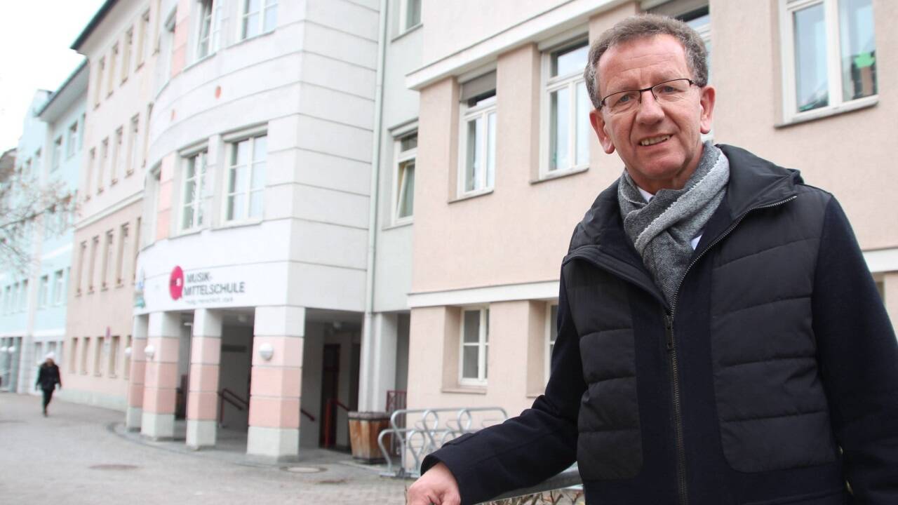 Bürgermeister Andreas Wimmreuter vor dem Schulzentrum in Zell am See. 