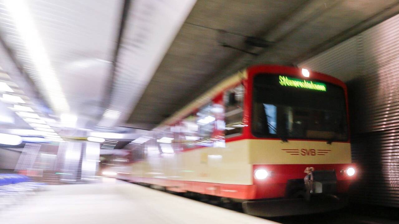 25.385 Stadt-Salzburger stimmten am Sonntag bei der Bürgerbefragung zum S-Link ab. Das sind 22,35 Prozent aller 113.578 Wahlberechtigten. Das Ergebnis: 58,3 Prozent sprachen sich dagegen, 41,7 Prozent dafür aus (4197 Stimmen Unterschied). 25.385 Stadt-Salzburger stimmten am Sonntag bei der Bürgerbefragung zum S-Link ab. Das sind 22,35 Prozent aller 113.578 Wahlberechtigten. Das Ergebnis: 58,3 Prozent sprachen sich dagegen, 41,7 Prozent dafür aus (4197 Stimmen Unterschied).