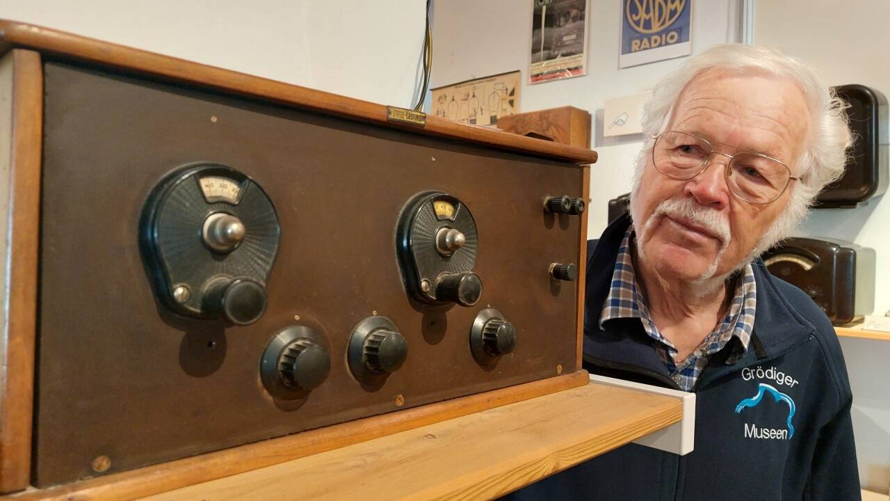 Hans Walchhofer vom Radiomuseum Grödig mit einem Ende der 1920er-Jahre in Salzburg hergestellten Radio. Hans Walchhofer vom Radiomuseum Grödig mit einem Ende der 1920er-Jahre in Salzburg hergestellten Radio.