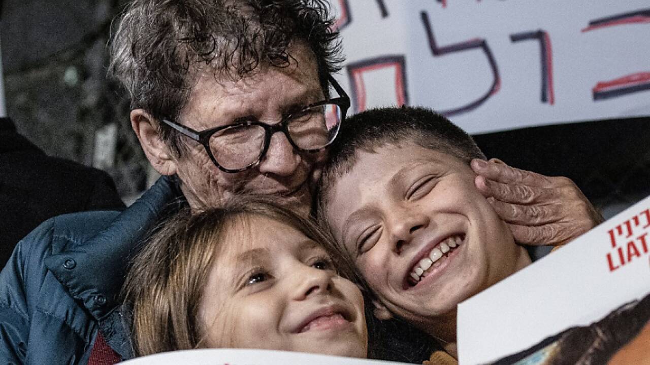 Eine Freigelassene freut sich mit ihrer Familie. 