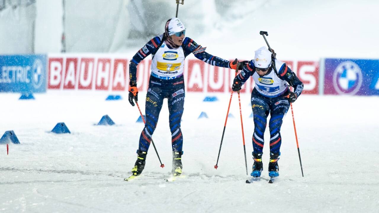 Anfeuerung für die Teamkollegin trotz eines erbitterten Streits: Justine Braisaz-Bouchet und Julia Simon.  