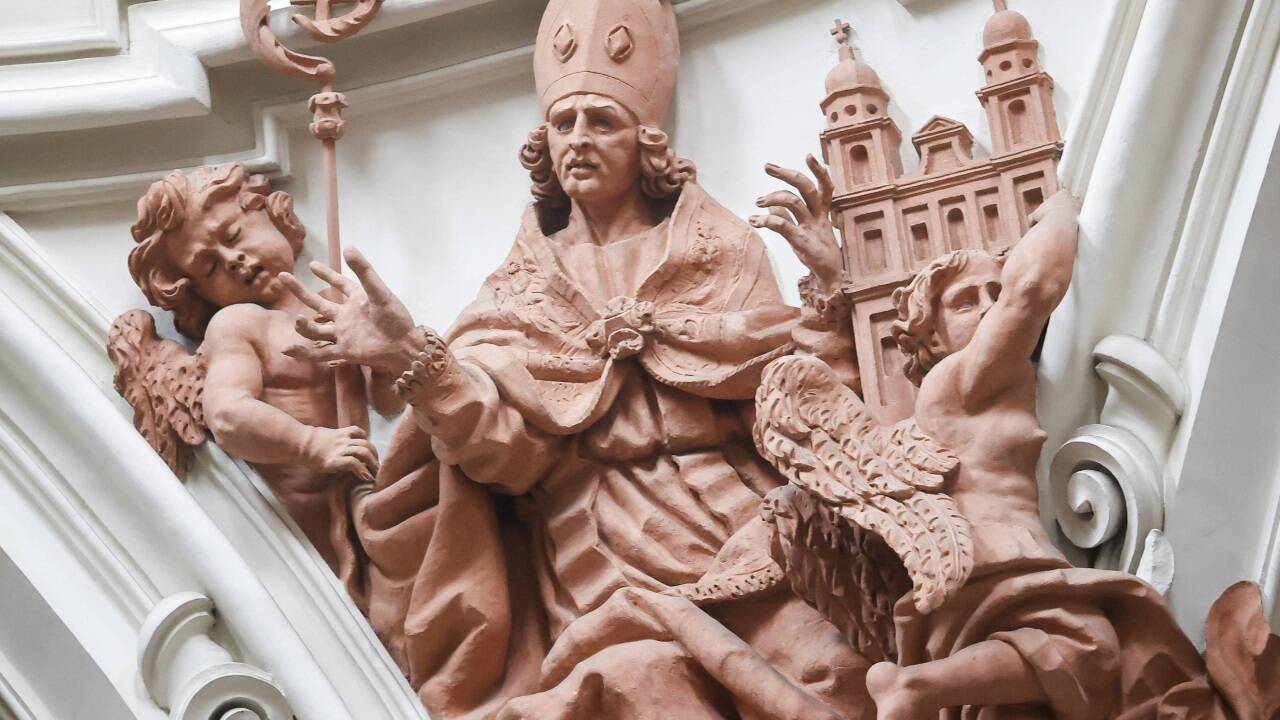 Aus dem Rahmen fällt der den Dom tragende Engel.  