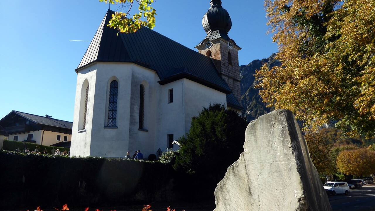 Die Marmorweg-Station vor der Wallfahrtskirche St. Leonhard. 