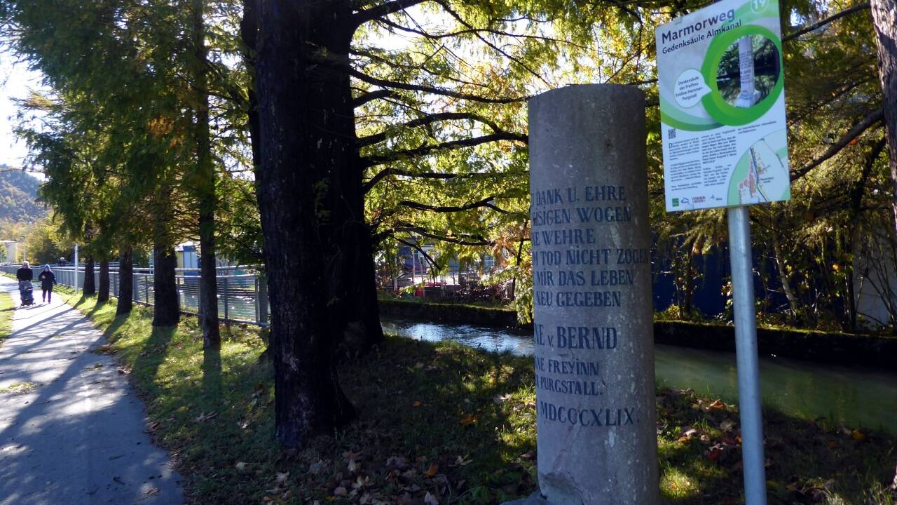 Die Marmorsäule wurde zum Dank für die Errettung aus den eisigen Wogen des Almkanals im Jänner 1849 gestiftet. 
