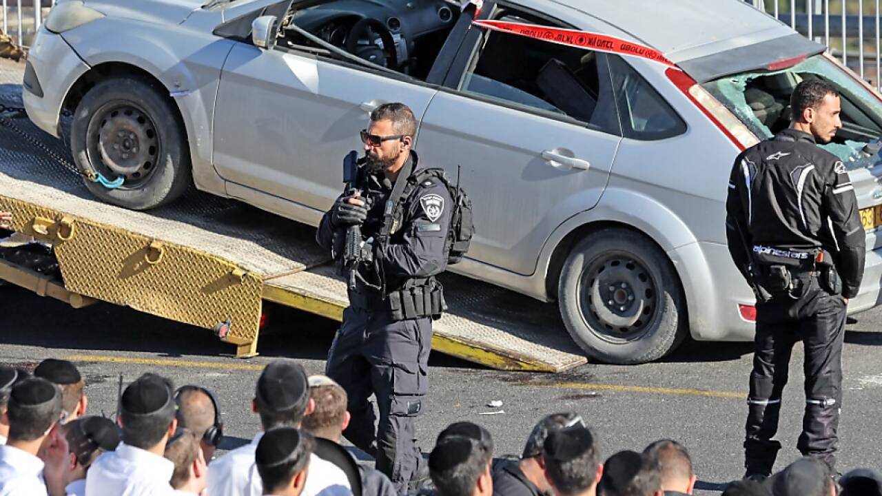 Nach Hamas-Anschlag: Das Auto der Attentäter wird abgeschleppt 