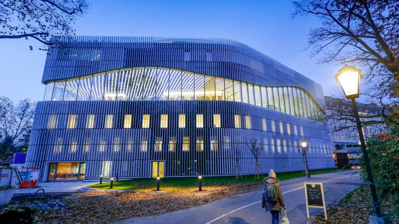 Das Paracelsus-Hallenbad wurde im Oktober 2019 eröffnet. Nun ist klar: Die markante Wellenkonstruktion im Inneren des Bades hat einen Fehler. Das Paracelsus-Hallenbad wurde im Oktober 2019 eröffnet. Nun ist klar: Die markante Wellenkonstruktion im Inneren des Bades hat einen Fehler.
