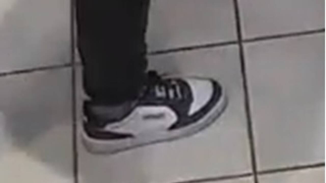 Auffallendes Schuhwerk – wer kann Hinweise geben? 