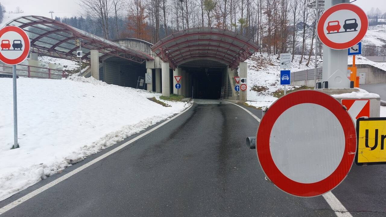 Der Schaden befindet sich beim Südportal, das in offener Bauweise errichtet und mit Erdreich überschüttet wurde. 