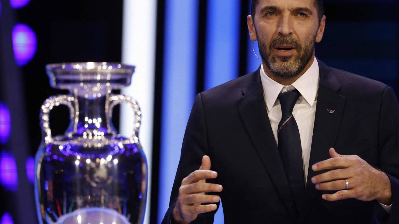 Italiens Legende Gigi Buffon präsentierte den EM-Pokal. 