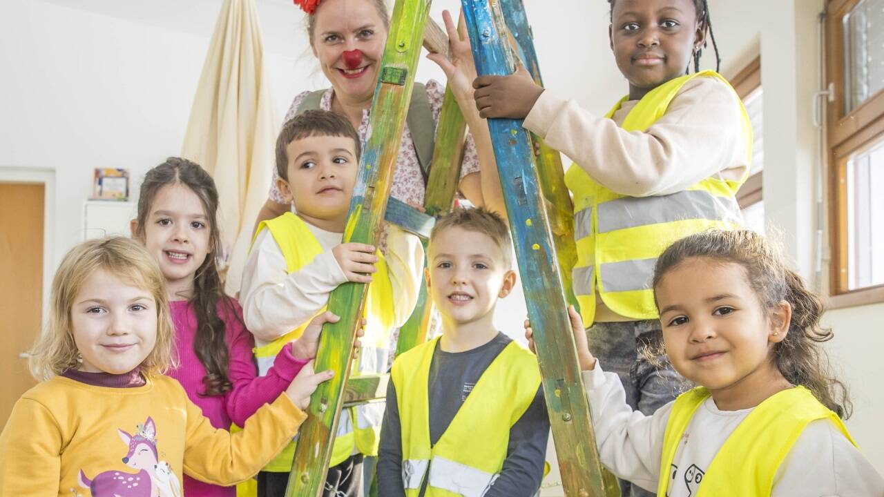 Ursula Teurezbacher begeisterte die Kinder im Koko–Kindergarten „Forelle“ in Salzburg als Clownin Rosi.  