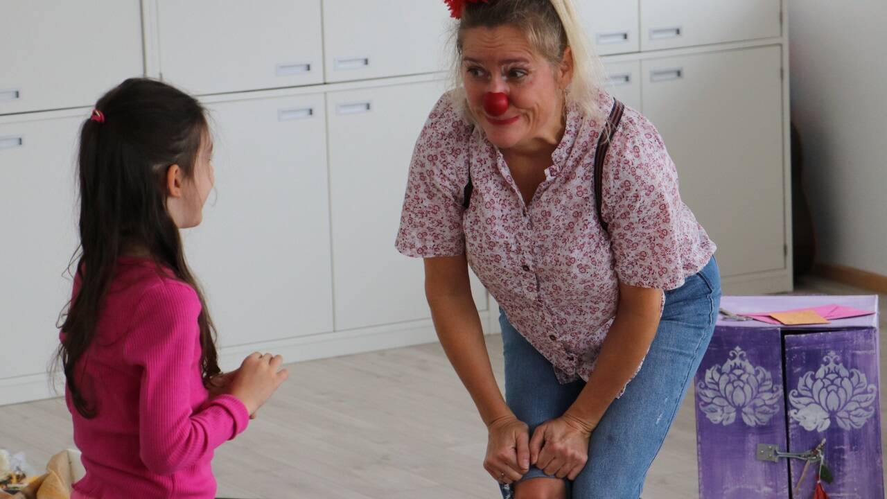 Ursula Teurezbacher begeisterte die Kinder im Koko–Kindergarten „Forelle“ in Salzburg als Clownin Rosi.  