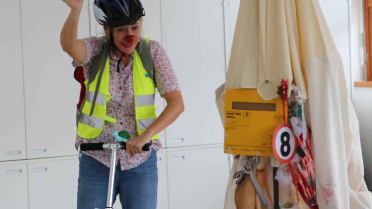 Ursula Teurezbacher begeisterte die Kinder im Koko–Kindergarten „Forelle“ in Salzburg als Clownin Rosi.  