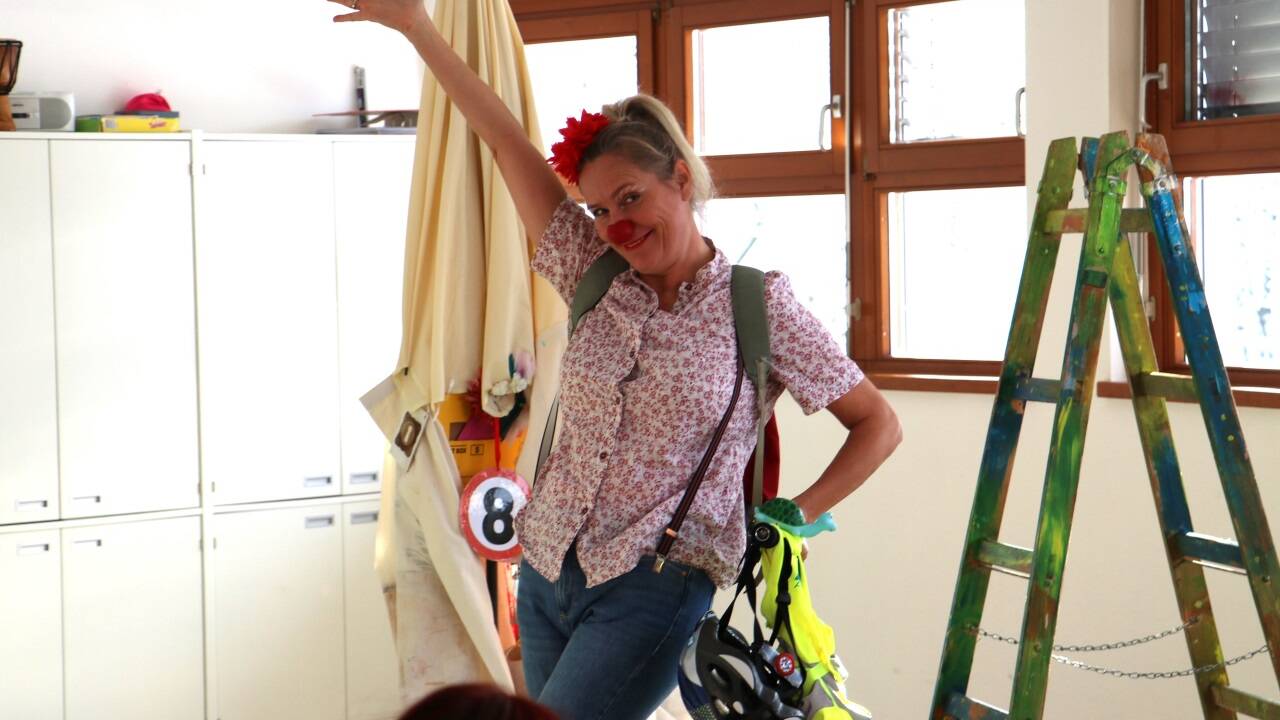 Ursula Teurezbacher begeisterte die Kinder im Koko–Kindergarten „Forelle“ in Salzburg als Clownin Rosi.  